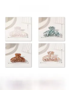 Détail de pinces à cheveux géométriques avec dimensions de 8cm par 4,1cm et 3,15 pouces