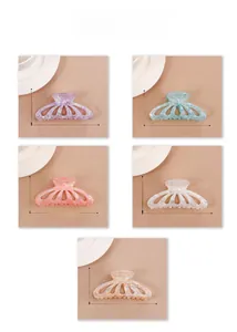Set aus fünf bunten Haarklammern mit Marmorstruktur und Größenangabe 9,7 cm Länge