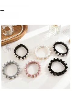Détail de chouchous ornés de perles en couleurs variées sur un présentoir élégant