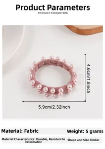 Vue détaillée d'un chouchou en tissu rose orné d'une double rangée de perles nacrées