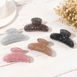 Set di 5 mollette per capelli in resina glitterata in colori assortiti su legno bianco