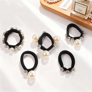 Set da cinque elastici per capelli neri con perle bianche eleganti e dettagli in strass