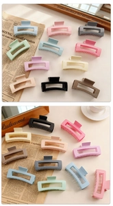 Vue détaillée des pinces à cheveux rectangulaires colorées aux tons macaron