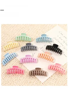 Set di undici fermagli per capelli multicolori in plastica disposti su superficie morbida