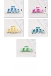 Dettaglio dei fermagli opachi da 11 cm in blu pastello, rosa, crema, blu navy e verde menta