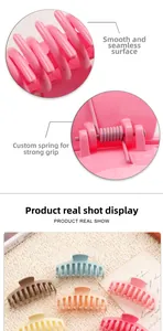 Vista dettagliata delle grandi pinze per capelli macaron con bordi lisci e molle resistenti
