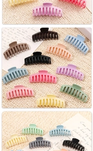 Grandi mollette per capelli color macaron con design a chiglia cava su sfondo beige