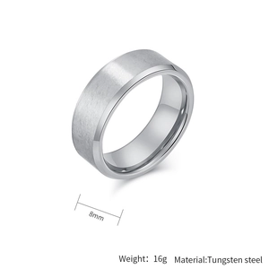 Detalle de anillo de acero de tungsteno cepillado de 8mm con peso de 16g y bordes pulidos
