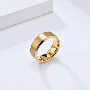 Detalle del anillo de tungsteno dorado de 8mm con acabado cepillado y banda interior pulida