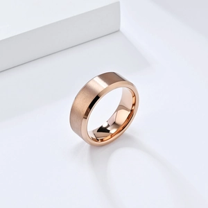 Detalle de anillo de tungsteno oro rosa de 8mm con acabado cepillado y bordes pulidos