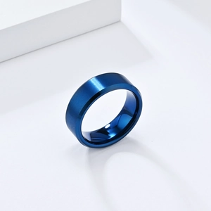 Detalle de cerca de un anillo de tungsteno azul cepillado de 8mm con interior pulido