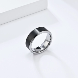 Detalle del anillo de acero de tungsteno negro mate de 8mm con borde pulido plata
