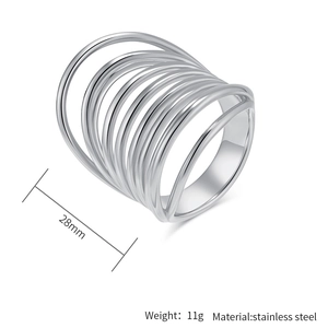 Détails macro d'une bague multicouche en acier inoxydable poli d'une largeur de 28 mm