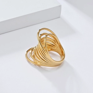 Détail d'une bague dorée multicouche en forme de cœur évidé en acier poli brillant