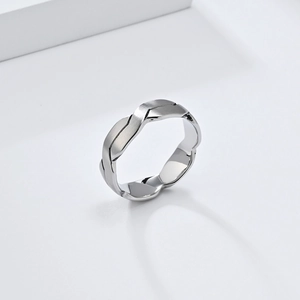 Detail eines gedrehten Titanstahlrings mit matt gebürsteter und spiegelpolierter Optik