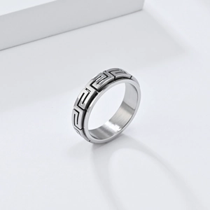 Bague rotative en acier inoxydable avec motif méandre et finition argentée épurée