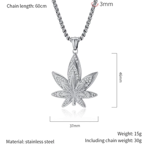 Vue macro du pendentif feuille d'érable en acier plaqué or 18K avec pavé de diamants
