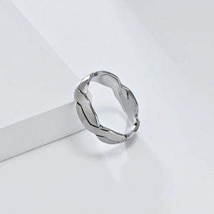 Nahaufnahme eines silbernen, gedrehten Rings auf einem weißen Display-Block