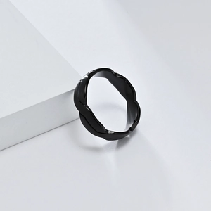 Detailansicht eines minimalistischen schwarzen Wellenrings auf weißem Display