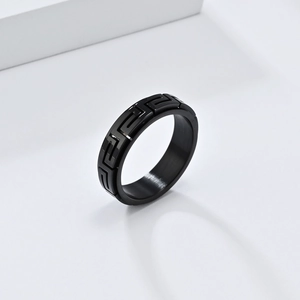 Gros plan de la bague rotative noire avec motif de clé grecque en relief