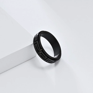 Vue détaillée de la bague en acier noir mat avec motif grec classique et gravure