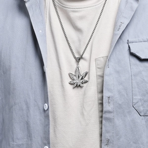 Collier pendentif feuille d'érable hip hop argenté avec diamants brillants sur chaîne perle