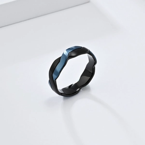 Detailansicht des mattschwarzen und blauen Edelstahlrings mit gewellter Struktur