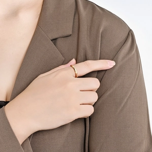 Minimalistische geometrische 18K gouden ring met ruitpatroon gedragen door model