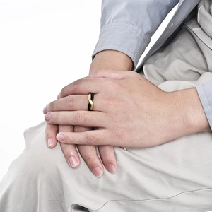 Zweifarbiger matter geometrischer gedrehter Titanstahlring für Herren im Minimal-Stil
