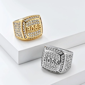Hip-Hop-Ring in Gold und Silber mit BOSS-Schriftzug und funkelnden Strasssteinen besetzt