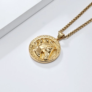 Goldene Edelstahlkette mit Pferdehaupt-Medaillon und griechischem Muster auf weißem Stand