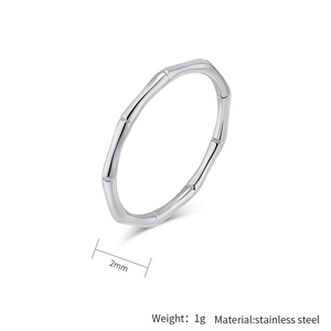 Macrodetail van een 2mm slanke roestvrijstalen ring met een elegant bamboestructuur