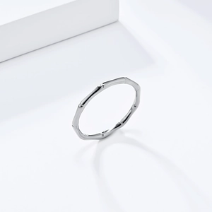 Elegante zilveren ring van titaniumstaal met bamboe-ontwerp en minimalistische spiegelafwerking