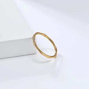 Elegante goudkleurige titaniumstalen bamboering op een minimalistisch wit voetstuk