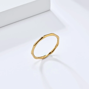 Macro-detail van gouden bamboe ring met gepolijste textuur en gesegmenteerd ontwerp