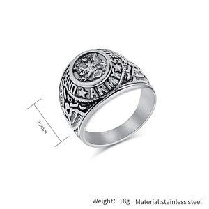 Macro-detail van de vintage roestvrijstalen army ring met adelaarswapen en 19mm breedte