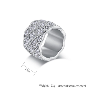 Détail de la bague large 17mm en acier inoxydable avec motif losanges et strass