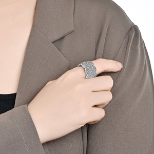 Bague large en maille luxueuse en acier inoxydable doré avec cristaux pavés étincelants