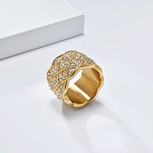 Bague dorée de luxe au design en treillis avec cristaux sur support géométrique chic