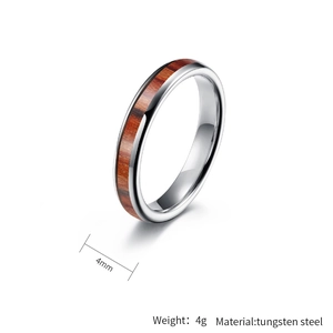 Detailansicht eines 4mm Wolframstahl-Rings mit polierter Oberfläche und Holzmaserung-Inlay