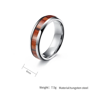 Makroaufnahme eines 6mm Wolframstahlrings mit poliertem Finish und Holzmaserung-Inlay