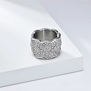 Bague large en résille de luxe avec diamants complets et bords ondulés argent