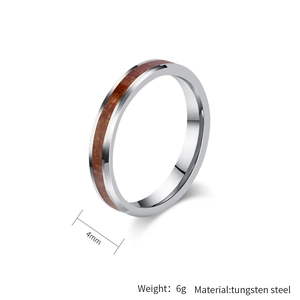 Détail de la bague en acier tungstène de 4mm avec finition polie et insert en bois