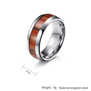 Detailansicht eines 8mm Wolframstahlrings mit eingelegter natürlicher brauner Holzmaserung
