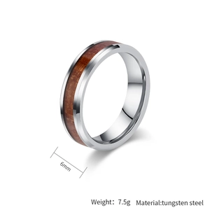 Vue détaillée de la bague en tungstène de 6mm avec incrustation en bois naturel