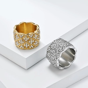 Bagues larges en maille or et argent pavées de diamants avec bords ondulés chics
