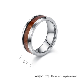 Détail d'une bague en tungstène de 8mm avec incrustation de bois et finition polie