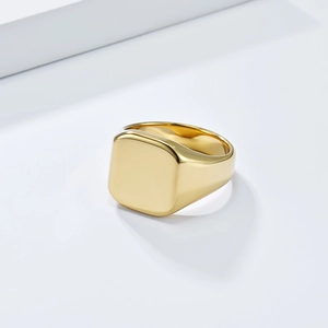 Polierter goldener Wolframstahl-Siegelring für Herren auf minimalistischem Display