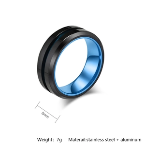 Detailansicht des 8mm Herrenrings in Schwarz Matt und Blauem Aluminium-Finish
