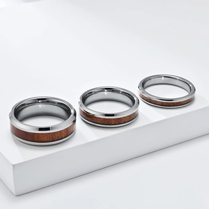 Ensemble de bagues en acier de tungstène poli avec incrustation en bois naturel